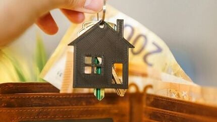 Huurverhoging gaat door foto van sleutelhanger met huis en geld